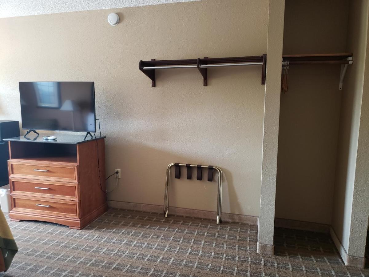 מלון Super 8 By Wyndham Clinton מראה חיצוני תמונה